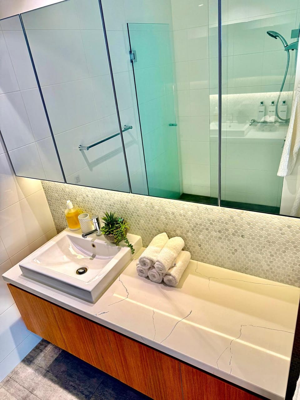 Private Room and bathroom in Shared Apartment with Host Bed and Breakfast in Melbourne