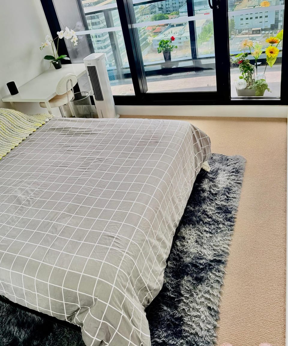 Private Room and bathroom in Shared Apartment with Host Bed and Breakfast in Melbourne
