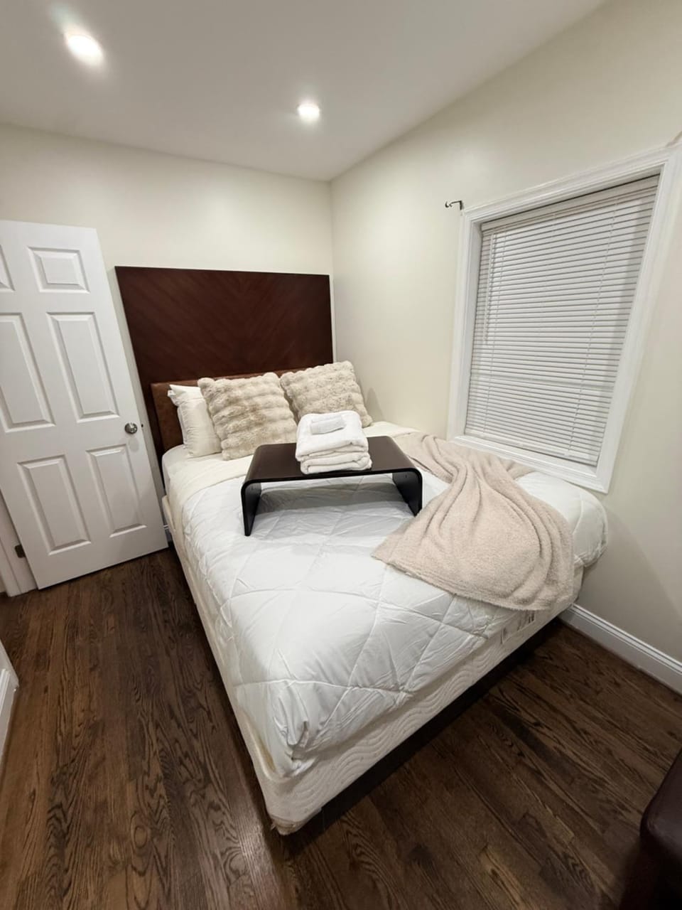 Spacious 5 bedroom single family home sleeps 12 with driveway near DC House in North Bethesda