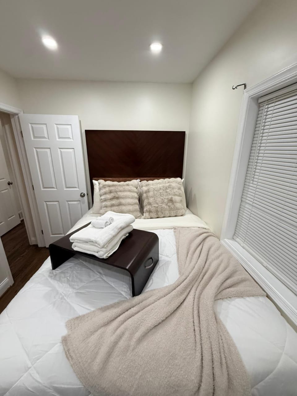 Spacious 5 bedroom single family home sleeps 12 with driveway near DC House in North Bethesda