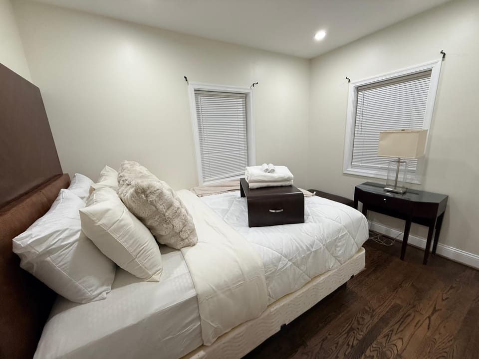 Spacious 5 bedroom single family home sleeps 12 with driveway near DC House in North Bethesda