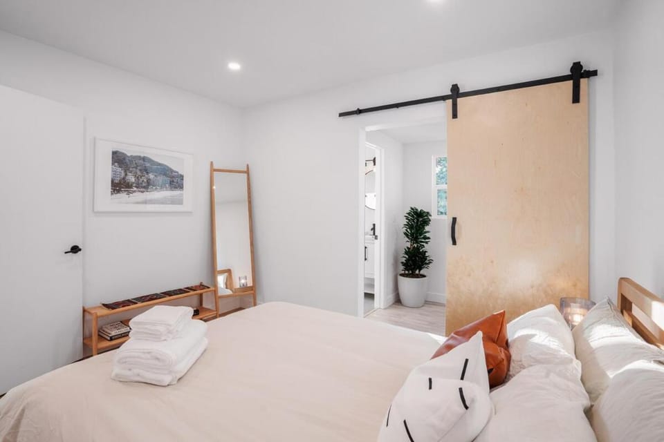 Hillside House with DTLA Views House in East Los Angeles