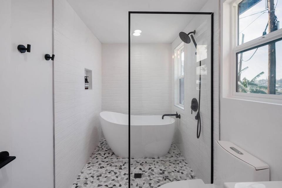 Hillside House with DTLA Views House in East Los Angeles