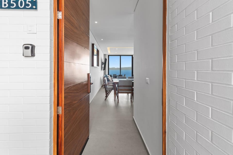 Facade/entrance, Dining area