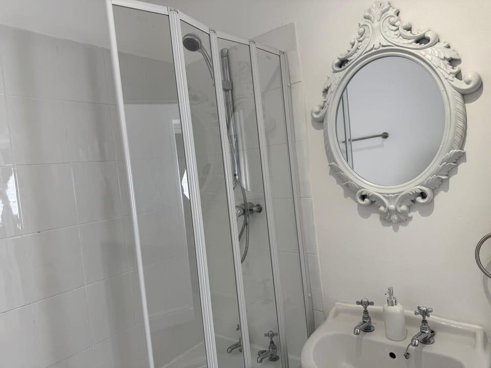 Spacious 3 Bed House Perfect for Contractors & Families with free Wi-fi and Parking House in Rotherham