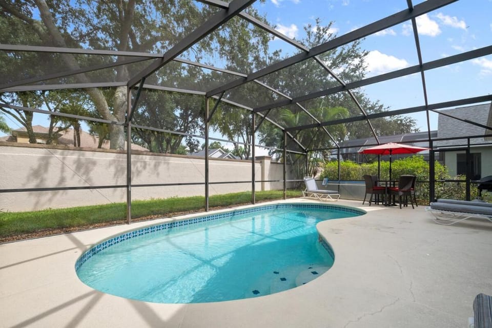 Cozy 4BR Getaway Near Disney & Legoland Villa in Haines City