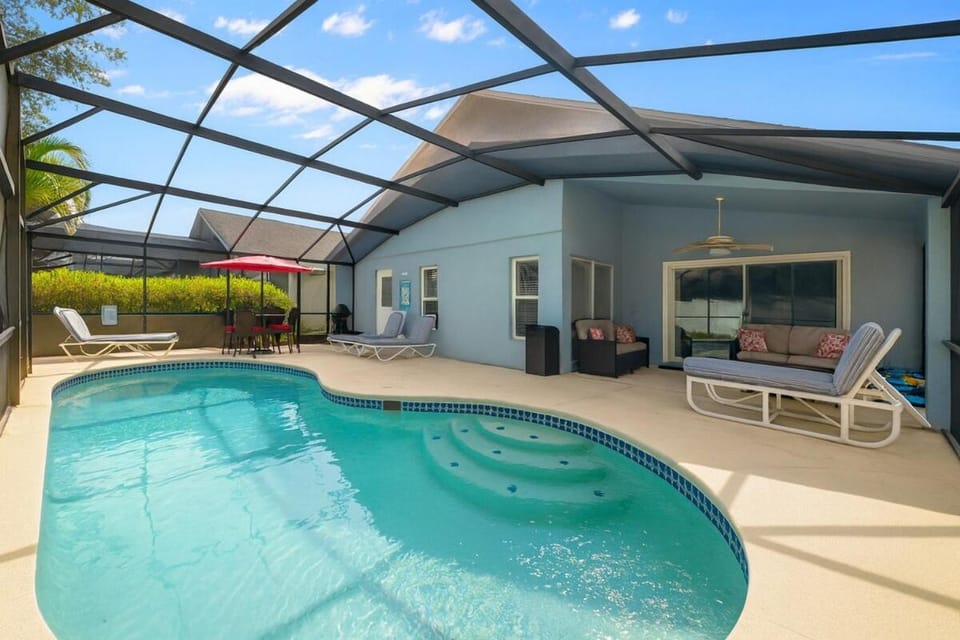 Cozy 4BR Getaway Near Disney & Legoland Villa in Haines City