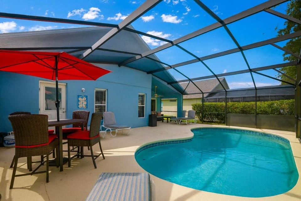 Cozy 4BR Getaway Near Disney & Legoland Villa in Haines City