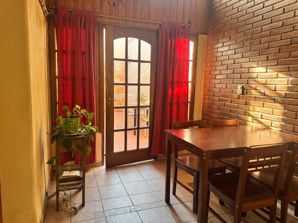 Plaza Godoy Cruz, habitacion y baño privado en casa 6 ambientes comunes, churrasquera parrilla Vacation rental in Godoy Cruz