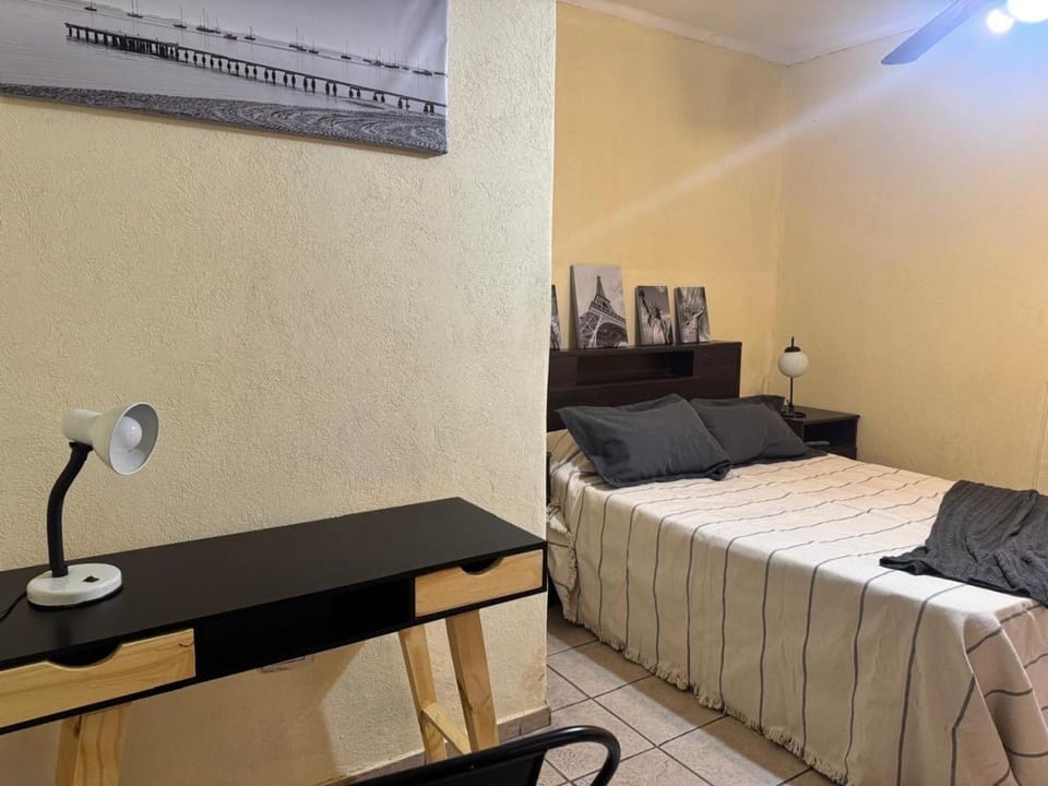 Plaza Godoy Cruz, habitacion y baño privado en casa 6 ambientes comunes, churrasquera parrilla Vacation rental in Godoy Cruz