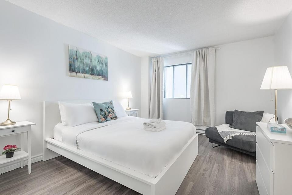 Bed, Photo of the whole room, Bedroom, towels