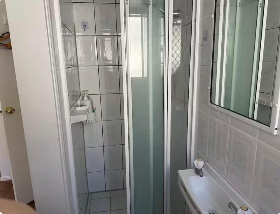 UQ master room for 2 people with back yard U2 Vacation rental in Indooroopilly