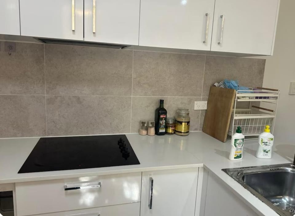 UQ master room for 2 people with back yard U2 Vacation rental in Indooroopilly