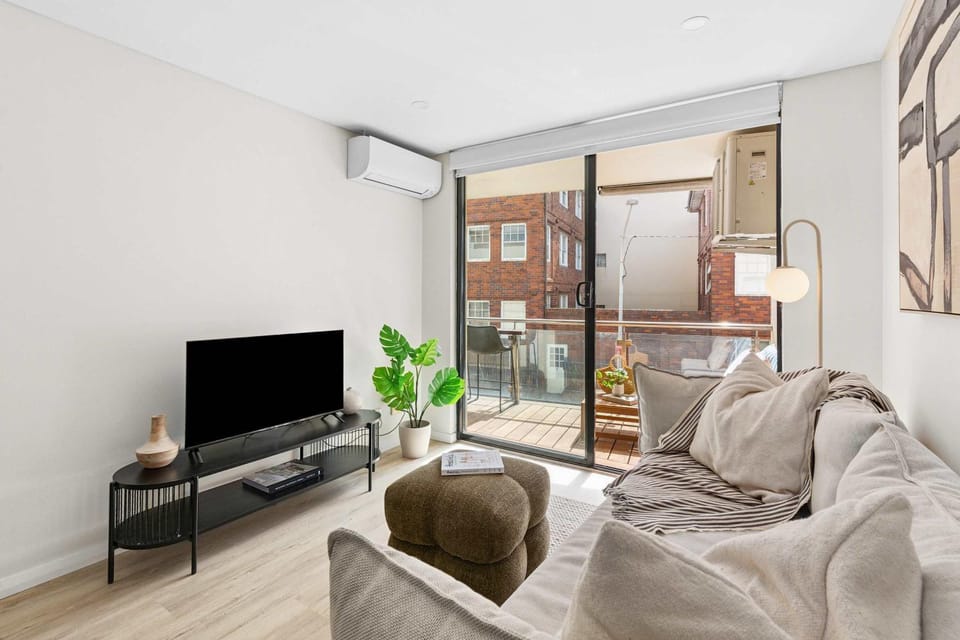 Manly Muse with Water View and Lock Up Garage Apartment in Manly