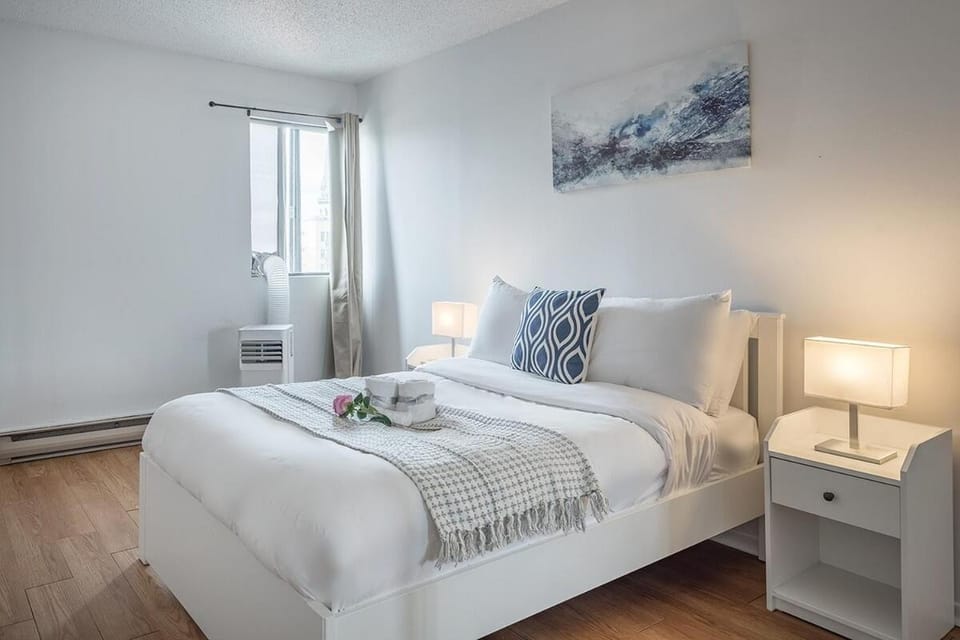 Bed, Photo of the whole room, Bedroom, towels