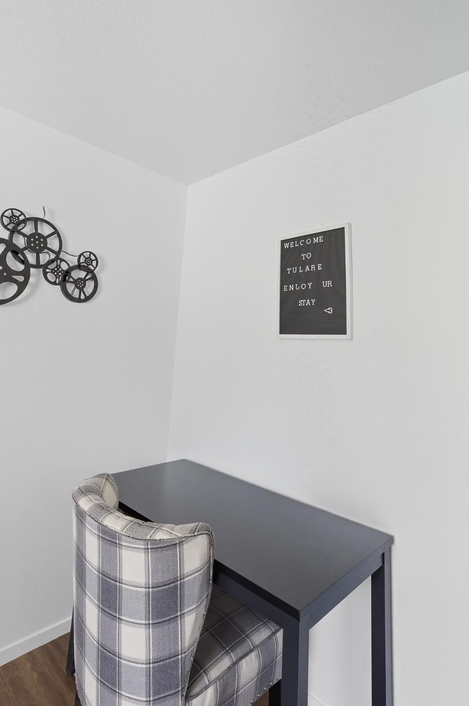 The Cozy Rustic Sequoia Wi-Fi & 2 Garage House in Tulare