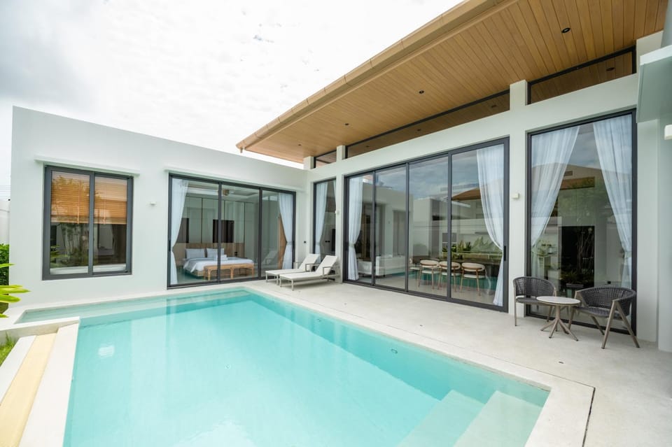 Pool view, Swimming pool, sunbed