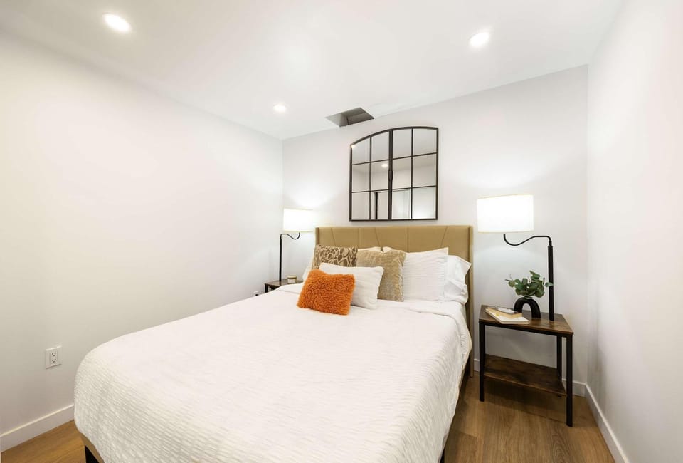 Modern 1BR Designer's Oasis 1min to I-5 Costo Apartment in Lynnwood