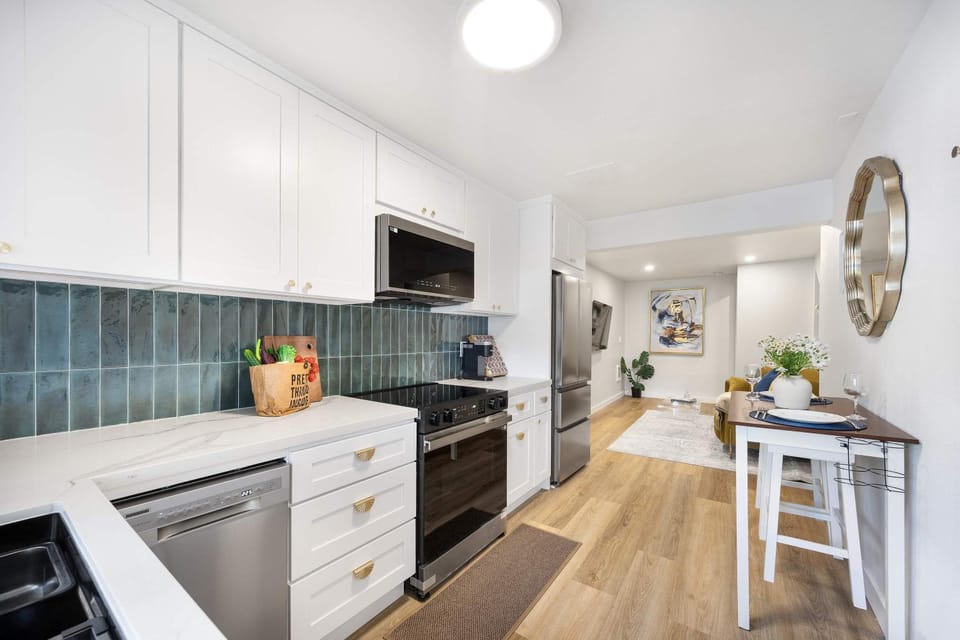 Modern 1BR Designer's Oasis 1min to I-5 Costo Apartment in Lynnwood
