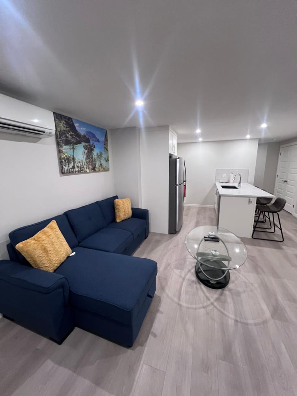 TV and multimedia, Living room, Seating area, air conditioner