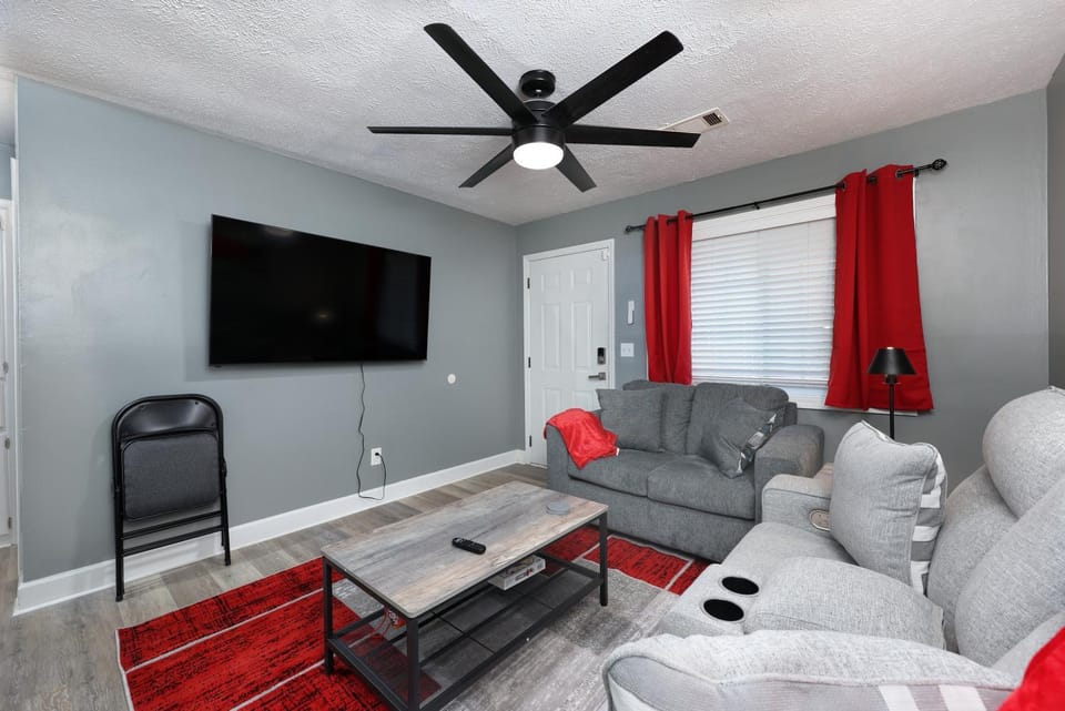 Communal lounge/ TV room, TV and multimedia, Living room, Seating area, Evening entertainment