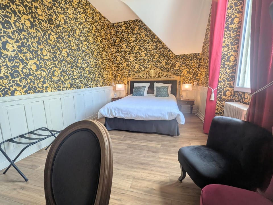 Chambre Royale au Château de la Rose avec Parking Privé - FR-1-591-766 Bed and Breakfast in Centre-Val de Loire