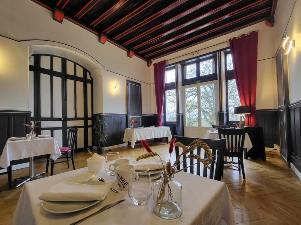 Chambre Royale au Château de la Rose avec Parking Privé - FR-1-591-766 Bed and Breakfast in Centre-Val de Loire