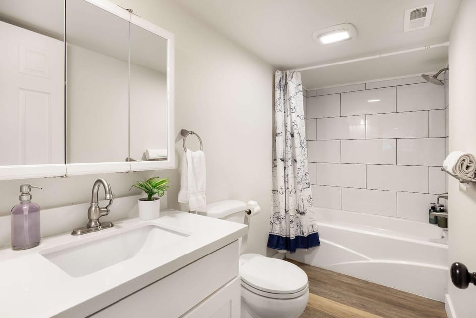 Pet Friendly 1BR Basement w Gym Near UW &Hospital House in Seattle