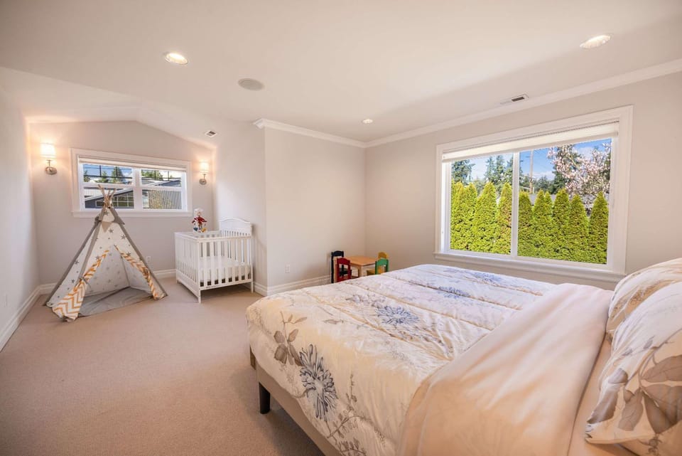 Grand Bellevue DT Villa 5 010 sqft near BV Square House in Bellevue