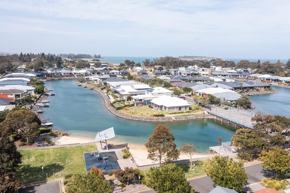 Property building, Bird's eye view, Lake view, Location
