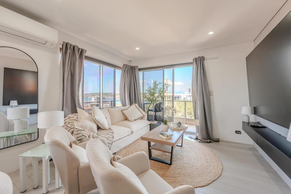 2 Bedroom Ocean Views & Walk to Freshwater & Manly Apartment in Sydney