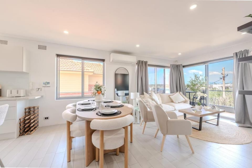 2 Bedroom Ocean Views & Walk to Freshwater & Manly Apartment in Sydney