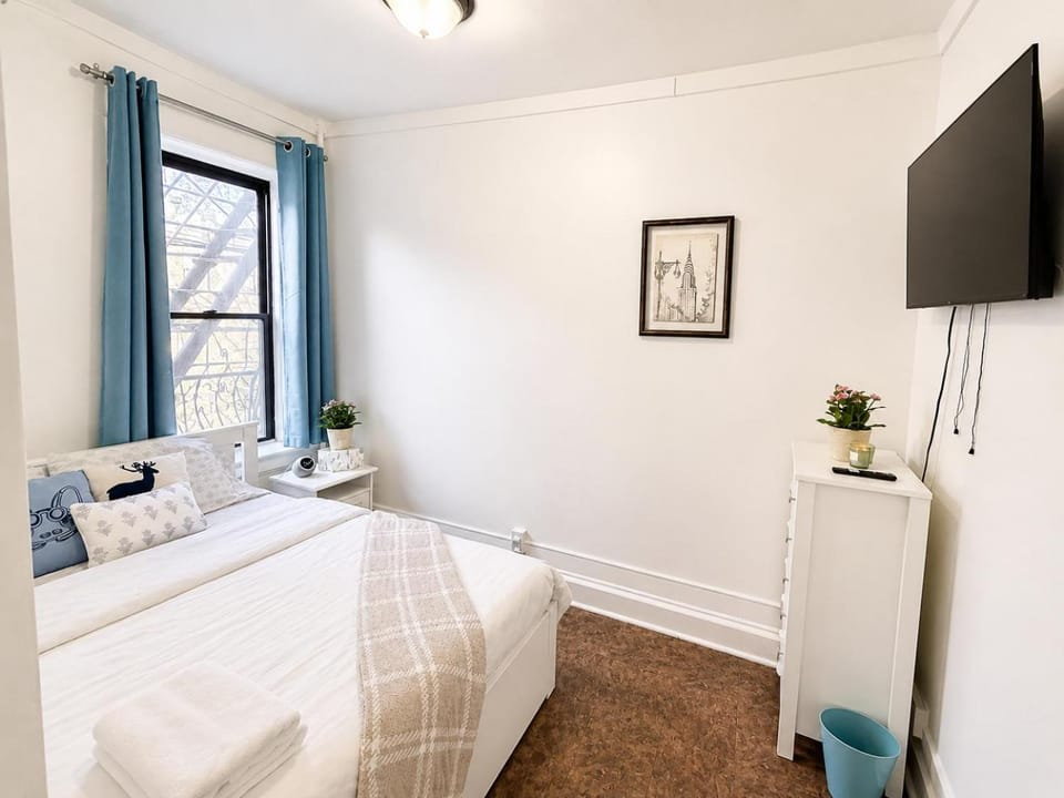 Bed, TV and multimedia, Bedroom, City view