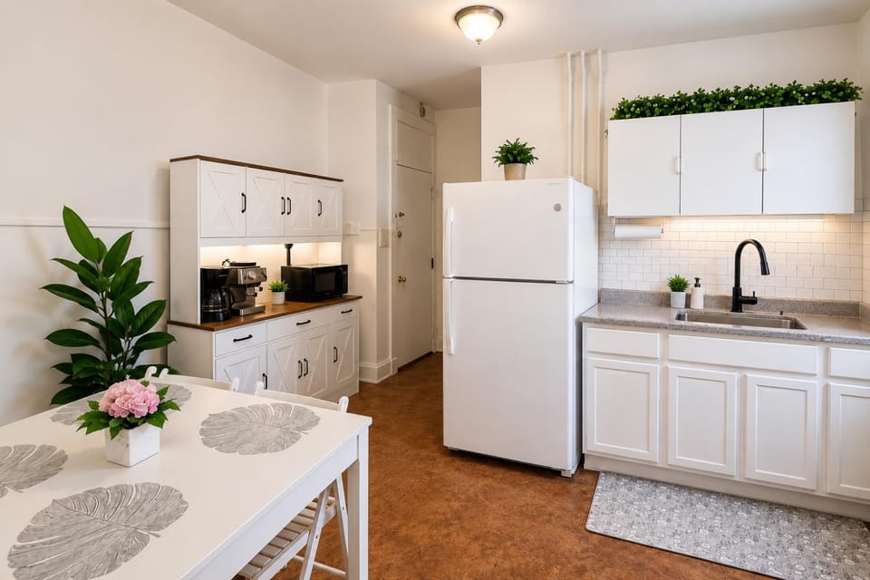 Coffee/tea facilities, Kitchen or kitchenette, Dining area, microwave