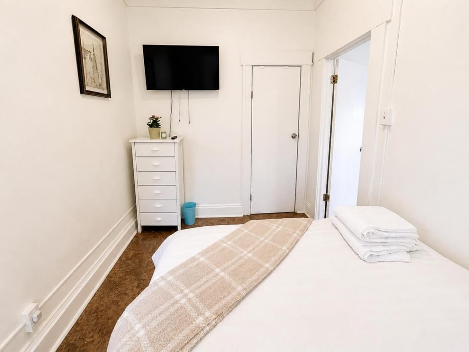 Bed, TV and multimedia, Bedroom, towels