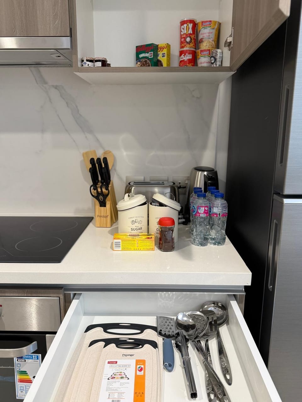 Kitchen or kitchenette, minibar
