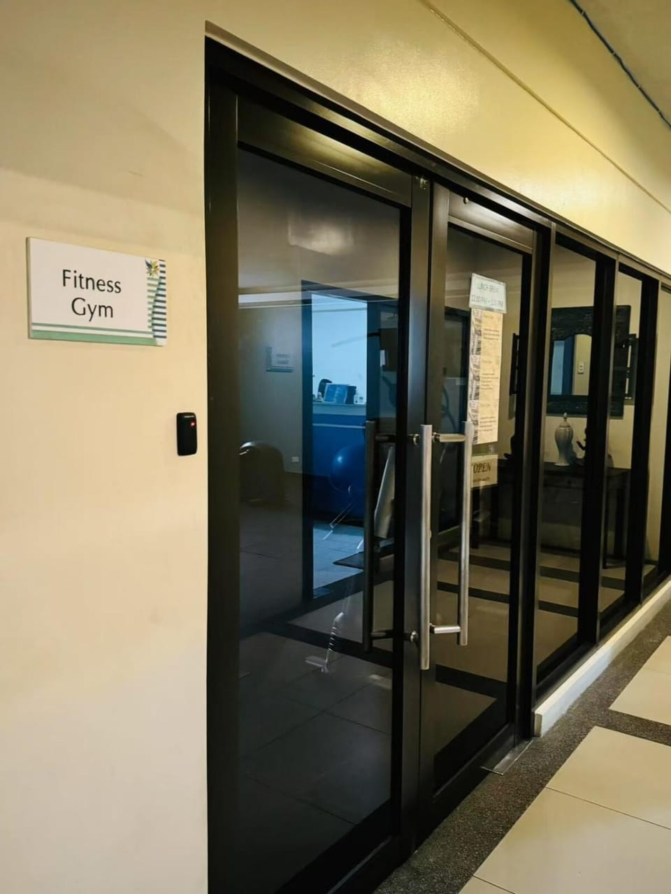 Mid-rise staycation in parañaque Apartment in Las Pinas