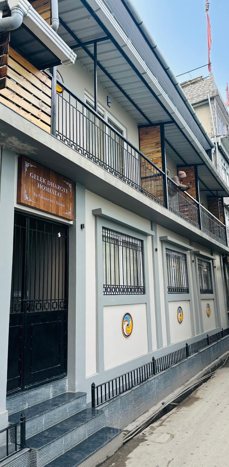 Property building, Day, Balcony/Terrace