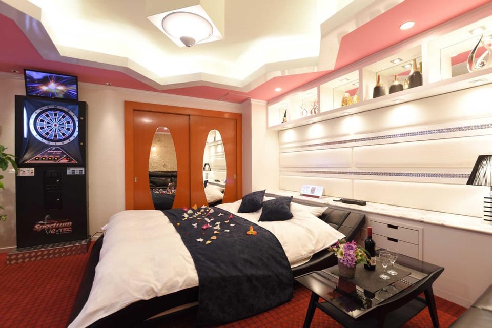 Bed, TV and multimedia, Photo of the whole room, Bedroom