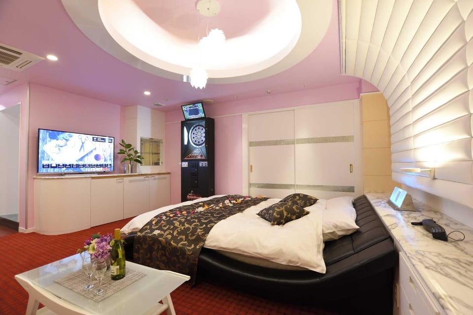 Bed, TV and multimedia, Photo of the whole room, Bedroom