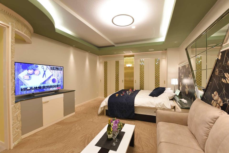Bed, TV and multimedia, Photo of the whole room, Bedroom