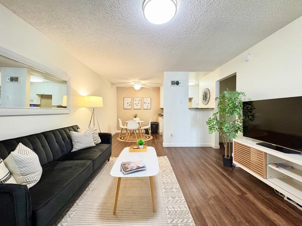 Resort-Style Apartment in La Jolla UTC - Gym, Pool, Jacuzzi and bbq Apartment in La Jolla