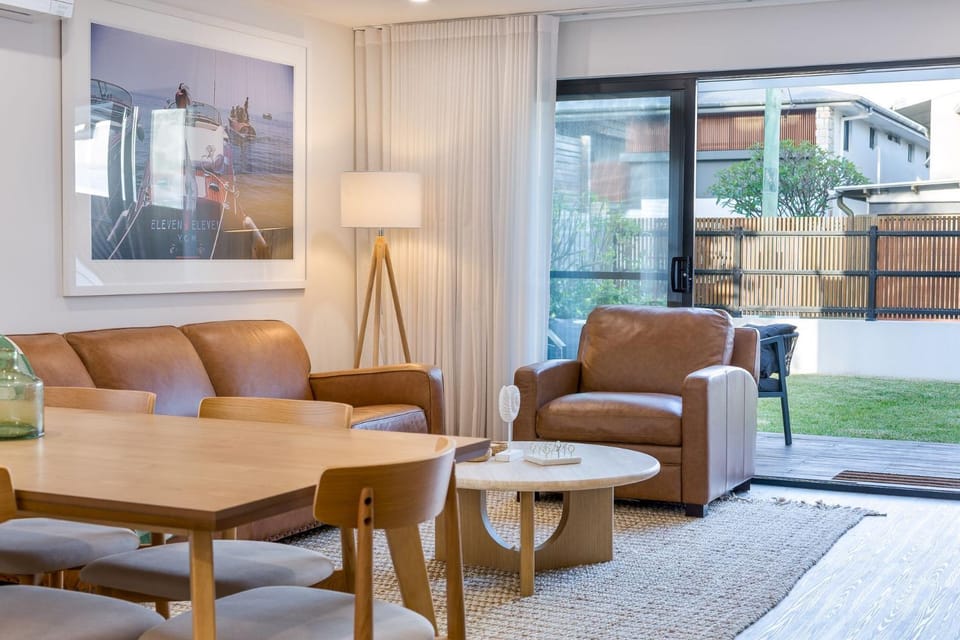 Day, Living room, Seating area