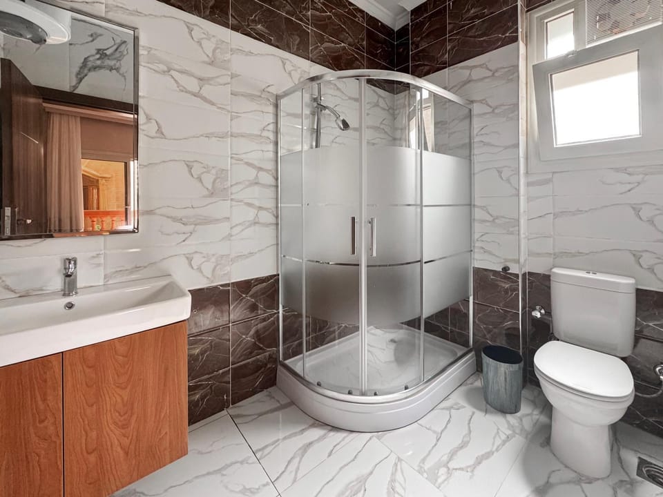 Shower, Toilet