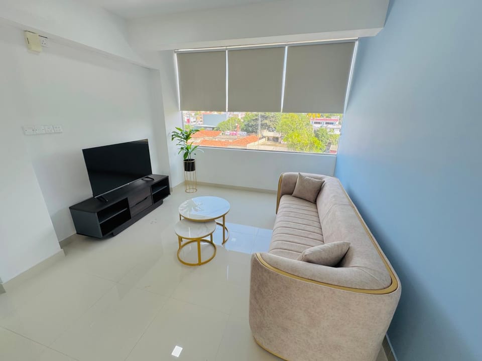 Communal lounge/ TV room, TV and multimedia, Living room, Seating area, City view