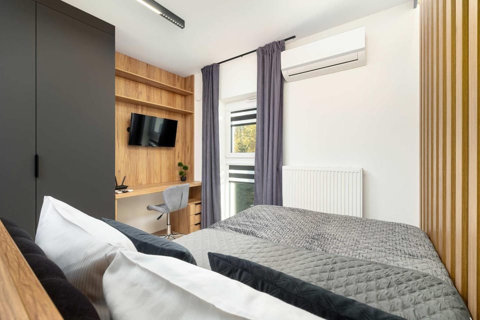 Bed, TV and multimedia, Photo of the whole room, Evening entertainment, Bedroom, air conditioner