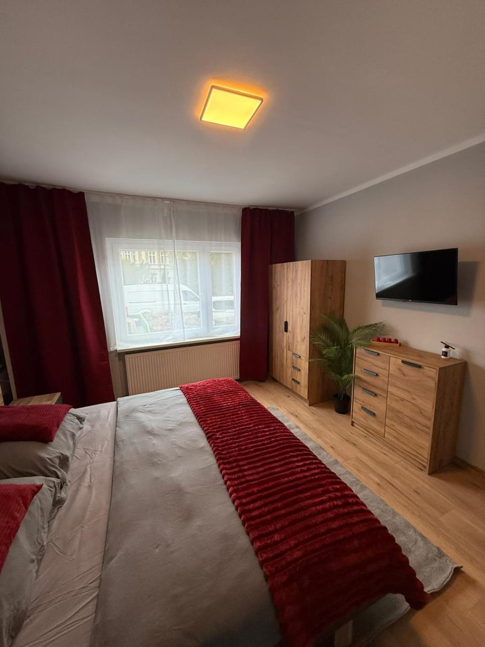 Bed, TV and multimedia, Bedroom