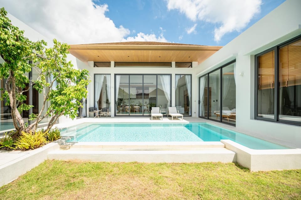Property building, Garden, Pool view, Swimming pool, sunbed