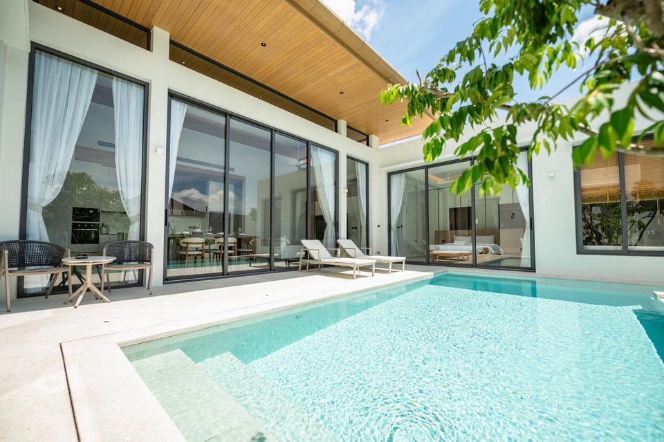 Pool view, Swimming pool, sunbed