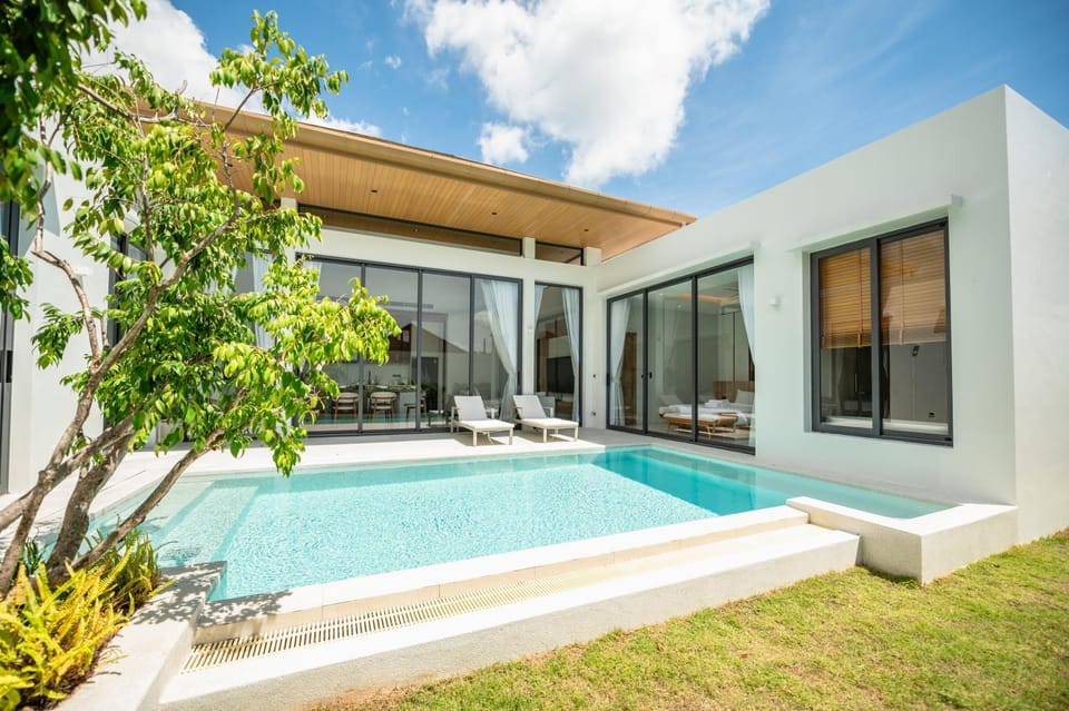 Property building, Garden, Pool view, Swimming pool, sunbed